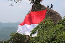 Sambut HUT Ke-76 Kemerdekaan RI, Bendera Merah Putih Raksasa Terbentang di Gunung Munara Bogor