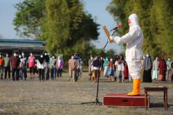 Menggunakan Hazmat, Ganjar Pimpin Upacara HUT RI Bersama Pasien Covid-19 di Donohudan