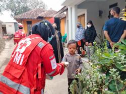 Foto PMI Kota Cirebon Beri Edukasi Masyarakat Penerapan Prokes Saat Kunjungan Presiden Jokowi