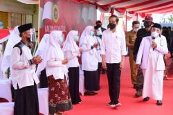 Kumpulan Foto Jokowi Tinjau Kegiatan Vaksinasi di Kabupaten Kuningan