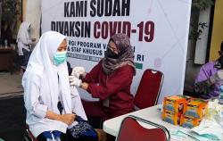 Sambut Hari Santri Nasional, Ribuan Santri di Brebes Divaksin