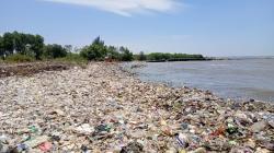 Memprihatinkan, Pantai Kesenden Cirebon Dipenuhi Sampah Plastik Yang Berserakan