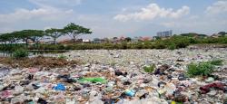 Lautan Sampah di Pantai Kesenden, Wajah Berbeda dari Majunya Kota Cirebon