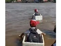 Bocah SD Gunakan Styrofoam Sebrangi Sungai, Ini Kata Kades