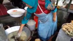 Viral Seorang Ibu Menggoreng dengan Tangan Tanpa Terasa Panas