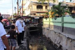 Tinjau Perbaikan Drainase, Wali Kota AA Jalan Kaki dari Stadion Klabat hingga Pasar Karombasan