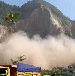 Tebing Setinggi Lebih 300 meter Galian C Gunung Kuda Longsor, Timbulkan Suara Gemuruh