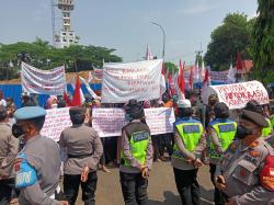 Ribuan Massa Datangi DPRD Kabupaten Cirebon, Tuntut Wakil Rakyat Penuhi Janjinya