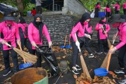 Bhayangkari Sulut Bersih-Bersih di Pantai Walet Bitung