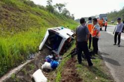 Microbus Terguling di Tol Cipali, Seorang Bocah Berusia Enam Tahun Tewas Tertindih