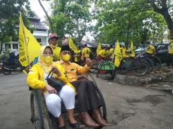 Puluhan Becak Warnai HUT Golkar Indramayu ke -57