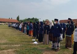 Peringati HSN, Ratusan Santri Mengenakan Sarung Ikuti Upacara Bendera