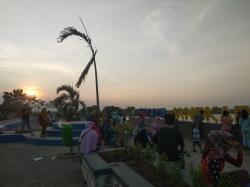 Indahnya Sunset di Embung Jangkar Diserbu Peselfi