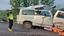 Minibus Hantam Truk di Tol Cipali Subang Jawa Barat, 2 Orang Meninggal 