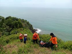 Seorang Warga Kebumen Diduga Terjatuh dan Tenggelam Dari Bukit Karangbolong