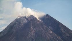 Waspada, Gunung Merapi 7 Kali Guguran Sejauh 2 Kilometer