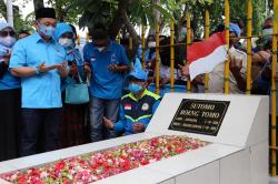 Momen Anis Matta Tahlilan di Makam Bung Tomo