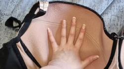 Tak Semua Wanita Berpayudara Besar Memiliki Percaya Diri, Ini Contohnya