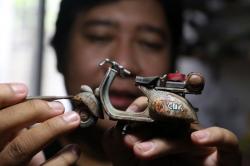 Sulap Barang Bekas Jadi Miniatur Mobil Cantik, Adi Pradana Raup Cuan Rp.60 Juta Per Bulan