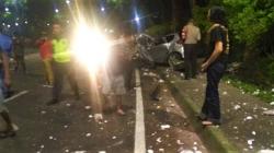 Sopir Hilang Kendali, Honda Jazz Hancur Tabrak Pohon di Jalan Boulevard BSD Timur