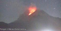 Gunung Merapi Muntahkan Awan Panas Sejauh Lima Kilometer