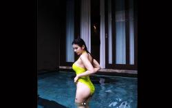 Maria Vania Renang Pakai Bikini, Warganet: Jadi Pengen Berenang