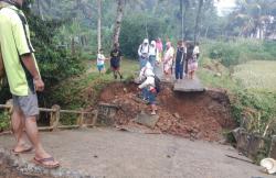 Jembatan Putus, Tiga Dusun di Salopa Nyaris Terisolir 