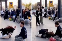 Viral Wanita Berlutut Dimuka Umum Memohon Pria yang Tergila-gila Berhenti Melamarnya