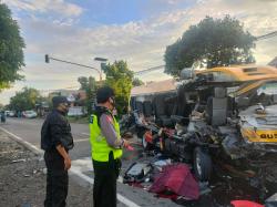 Tronton Tabrak Elf, Empat Orang Meninggal Dunia  ​​​​​​​