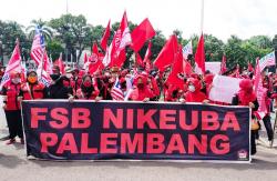 Geruduk Kantor Gubernur, Ratusan Buruh Tolak Upah Murah 