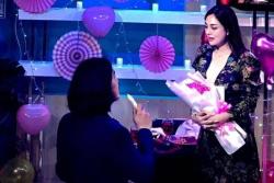 Heboh! Celine Evanglista, Janda Cantik Stefan William Dilamar El Rumi Sambil Berlutut