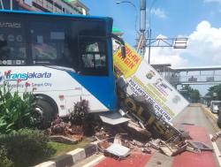 Bus Transjakarta Tabrak Pos Lantas PGC Jakarta Timur