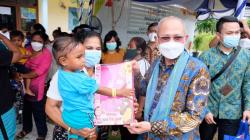 Cegah Stunting, BULOG Peduli Serahkan Bantuan Beras Fortivit di NTT