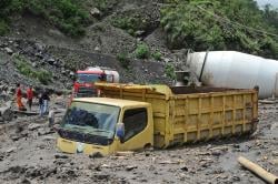 Foto : Banjir Lahar Gunung Merapi, 4 Truk Terjebak