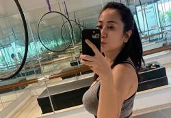 Tante Ernie Pamer Foto Selie Pakai Bra Abu-abu, Netizen: Ketat Banget