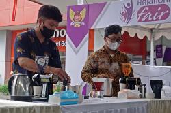 Barista Kediri Adu Kepawaian Cara Menyajikan Kopi  ​​​​​​​