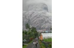 Gunung Semeru Mengeluarkan Lahar Panas, Warga Panik