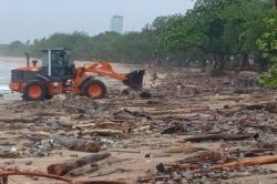 Banjir Sampah Kepung Pantai Kuta Bali