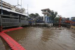 Waspada Cuaca Ekstrem, Petugas Siaga Monitoring 434 Pintu Air di Kota Tangerang