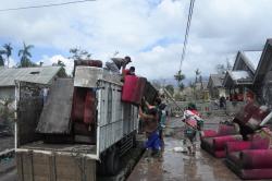 Foto : Datangi Rumah, Warga Selamatkan Barang Berharga