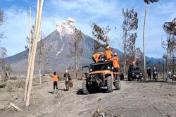 Jumat Pagi Gunung Semeru Kembali Meletus Mengeluarkan Semburan Lava