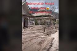 Viral, Bangunan Masjid Tetap Utah Meski Diterjang Erupsi Gunung Semeru