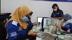 Pedagang Bumbu Dapur Ini Beli Yamaha Xmax Rp62 Juta secara Tunai Pakai Uang Receh