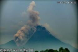 Waspada, Gunung Merapi Keluarkan Guguran Awan Panas Sejauh 2.000 Meter