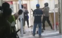 Detik-detik Polisi dan Warga  Bekuk Perampok Bersenjata Api di Kantor Pegadaian, Jagakarsa