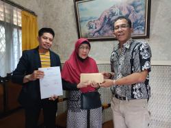 Sampaikan Duka Cita, Peradi Berikan Santunan Tali Kasih ke Anggota di Karawang