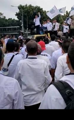 Protes Perpes, 240 Kades Karawang Demo di Istana Negara sampai Gedung DPR