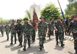 Mengesankan, Gubernur AAL Usung Tandu Ikuti Napak Tilas Rute Panglima Sudirman