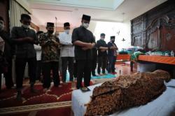 Breaking News : Anies Baswedan Turut  Melayat Almarhum Harry Azhar Azis di Rumah Duka Depok