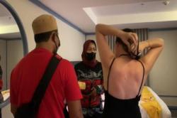 Asyik Berhubungan Seks, Selebgram TE Digerebek di Kamar Hotel, Kondom Bekas Pakai Berceceran